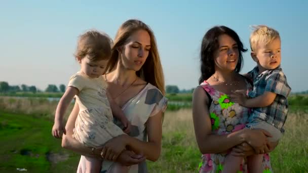 Madres Jóvenes Felices Llevando Los Niños Agarrándose Las Manos Charlando — Vídeos de Stock