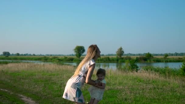 Joyeuse Jeune Mère Jouant Avec Enfant Tenant Les Mains Levant — Video