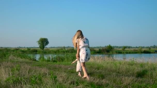 Radostné Mladá Matka Hraje Dítětem Ruce Zvyšuje Nebe Letní Řeky — Stock video