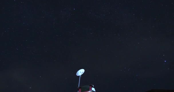 30P Zeitraffer Sternenverdunkelungsantenne Auf Dem Dach Sterne Nachthimmel — Stockvideo