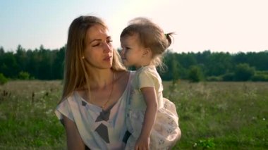 Anne Holding çocuk ellerinde. Parmakla gösterilen bir şey çocuk için söz. Yaz nehir Gölü sabah güneşli gün mavi gökyüzü. Ağır çekim 30p 0,5 60 p