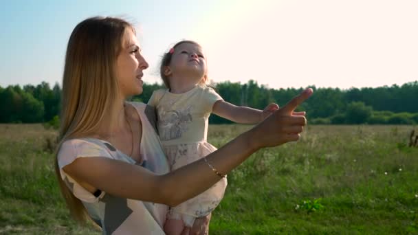 Anya Gazdaság Gyermek Kezét Gyermek Mutatva Ujját Találat Valami Beszél — Stock videók