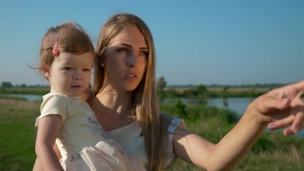 Anne Holding Çocuk Ellerinde Parmakla Gösterilen Bir Şey Çocuk Için — Stok video