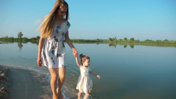 Duas Jovens Bonitas Mães Caminham Brincam Água Com Seus Filhos — Vídeo de Stock