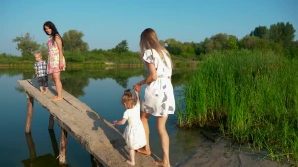 Genç Güzel Anne Yürüyüş Onların Çocukları Ile Oynamak Yaz Nehir — Stok video