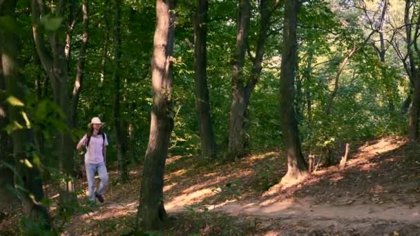 Bílý Muž Turistické Vycházky Lese Batohem Tyčí Široký Záběr Zpomalený — Stock video