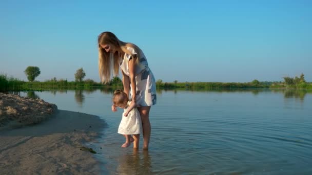 Joven Hermosa Madre Hijo Jugar Caminar Agua Summer River Morning — Vídeo de stock