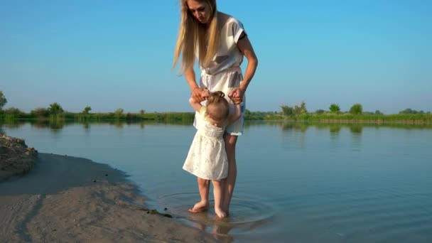 Joven Hermosa Madre Hijo Jugar Caminar Agua Summer River Morning — Vídeo de stock