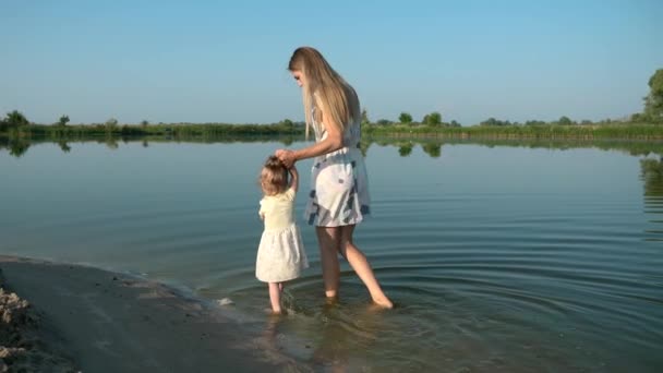 Jonge Mooie Moeder Haar Kind Spelen Langs Rivier Lopen Lake — Stockvideo