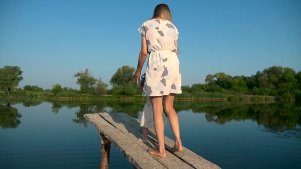 Joven Hermosa Madre Hijo Jugar Caminar Cerca Río Summer Lake — Vídeos de Stock
