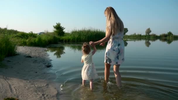 Giovane Bella Madre Suo Figlio Giocare Camminare Vicino Fiume Summer — Video Stock