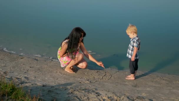 Unga Vackra Mor Lek Med Barn Rita Sand Nära Floden — Stockvideo