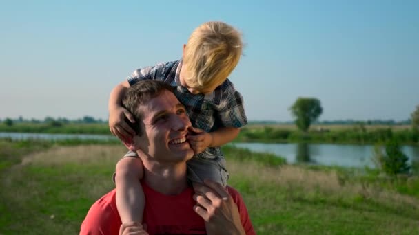 Jeune Bel Homme Père Portant Enfant Mignon Sur Les Épaules — Video