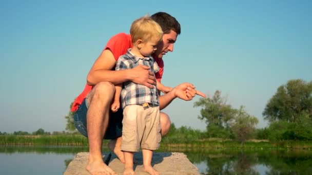 Jonge Knappe Man Praten Met Schattig Kind Hand Hand Vinger — Stockvideo