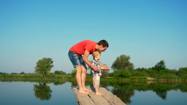 Fiatal Jóképű Férfi Beszélgetett Aranyos Gyermek Kezét Mutatva Ujját Víz — Stock videók