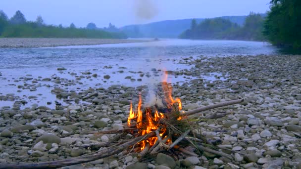 Campfire Rocky River Shore Sera Mountians Vicino Foresta Sfondo — Video Stock