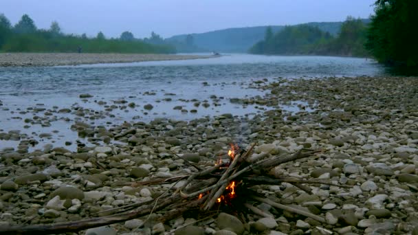 Táborák Skalnatém Břehu Řeky Večer Mountians Poblíž Lesa Pozadí — Stock video