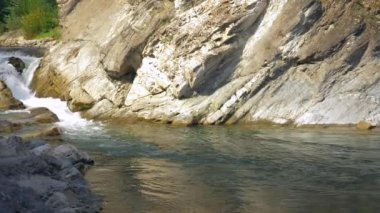 Ahşap dağ Nehri yakınında buzlu Panning fotoğraf makinesi. Yaz güneşli gün. 4 k yavaş hareket