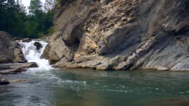 Yalpa atış. Panorama şelaleler taş taş kayalar. Dağ nehir dere. Orman ahşap yaz. Yavaş hareket 4k 30p 0,5 hızı 60 p