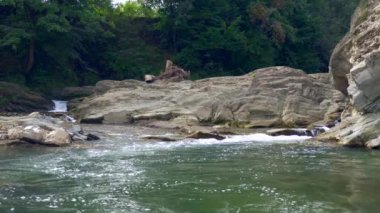 Dağ River.Waterfall kayalık uçurum berrak su. Yaz güneşli gün