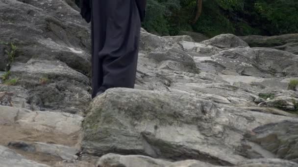 Tir Moyen Monk Black Cloak Hood Cowl Walking Rocks Alalong — Video