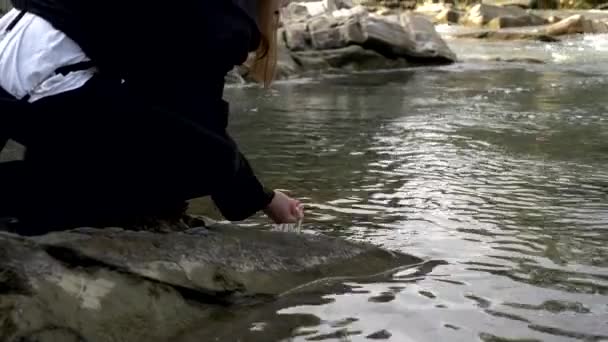 ミディアム ショット のどが渇いて男山川から水を飲む フードのカウルと黒マント 夏の晴れた日 スローモーション — ストック動画