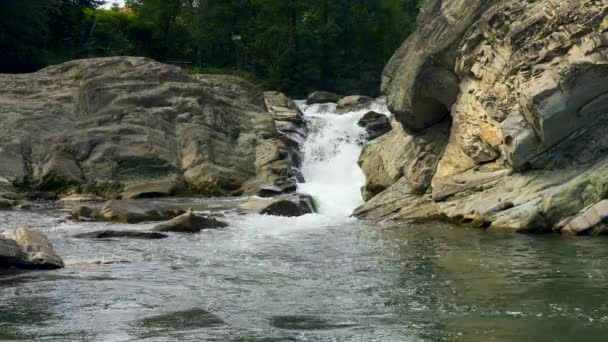 Chute d'eau falaises rocheuses Eau claire. Journée ensoleillée d'été 