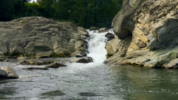 Dağ River Waterfall Kayalık Uçurum Berrak Yaz Güneşli Gün — Stok video