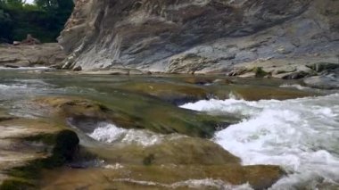 Kaydırma atış Rocky Nehri'nde su temizleyin. Dağ nehir şelaleler. Yavaş hareket 4k 30p 0,5 hızı 60 p