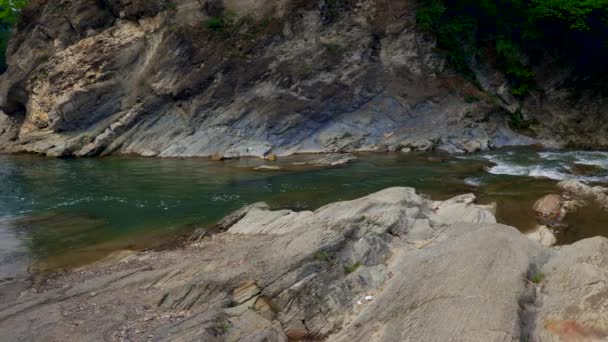 Панорамування Постріл Чиста Вода Річці Скелясті Водоспади Гірської Річки Повільний — стокове відео