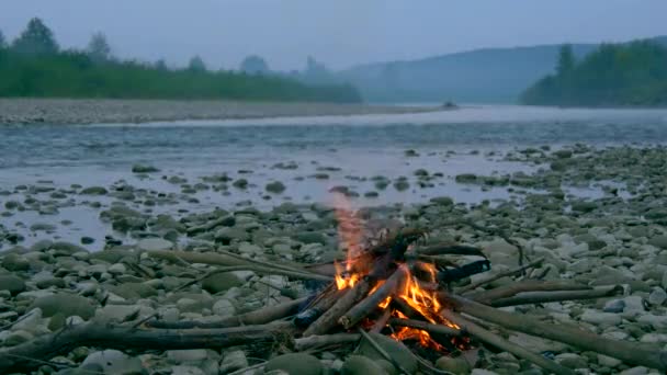Hızlandırılmış Kayalık Nehir Kıyısında Kamp Ateşi Forest Yakınındaki Mountians Akşamları — Stok video