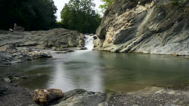 Уповільнена Гора River Waterfall Скелястих Круч Чиста Вода Сонячний Літній — стокове відео