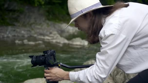 Yakın Çekim Kameramanların Görüntüleri Buzlu Dağ Nehri Yakınında Vuruyor Film — Stok video