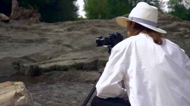 Close Videographer Shoots Footage Rocks Mountain River Cineasta Operador Cámara — Vídeo de stock
