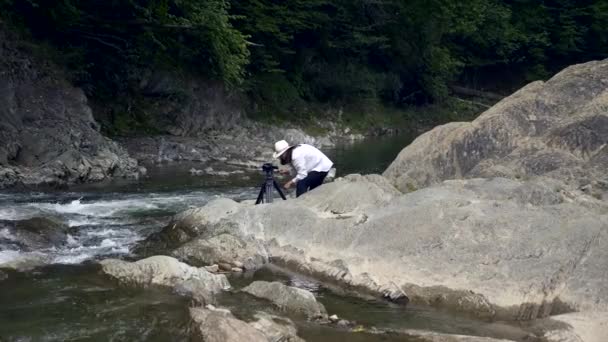 Vidéaste Filme Sur Des Rochers Près Mountain River Cinéaste Caméra — Video