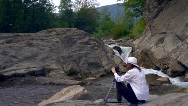 Videografo Gira Filmato Rocce Vicino Fiume Mountain Filmmaker Camera Operator — Video Stock