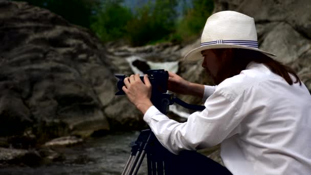 Close Videógrafo Dispara Filmagens Rochas Perto Rio Montanha Operador Câmera — Vídeo de Stock