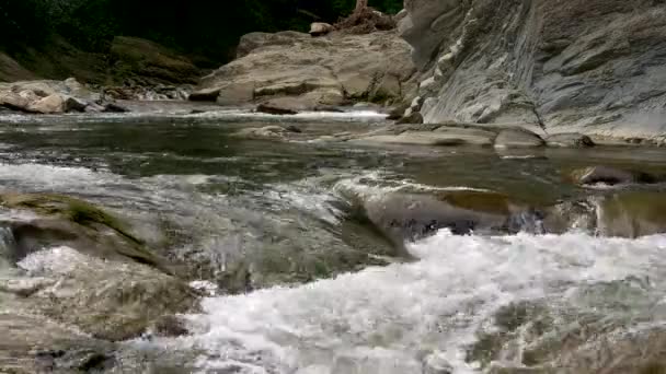Nahaufnahme Wasserfall Des Gebirgsflusses Felsen Des Wasserstroms — Stockvideo