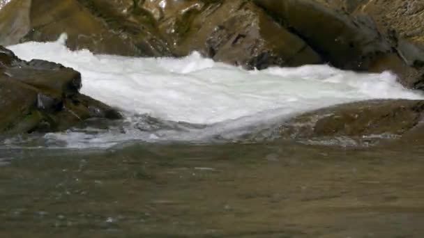 Close Berg Rivier Trapsgewijze Waterval Waterstraal Rotsen — Stockvideo