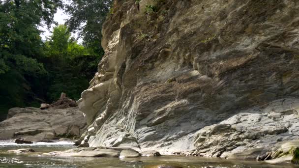 Kanion Kamienie Skały Urwiska Górskie Rzeki Kaskada Wodospadu Strumień Wody — Wideo stockowe