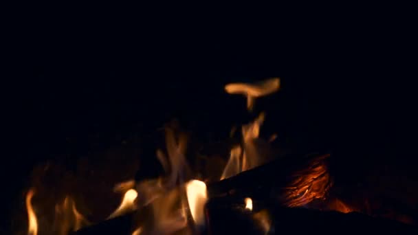Långsam Rörelse Närbild Brand Gnistor Flame Tungor Vedeldning Öppen Spis — Stockvideo
