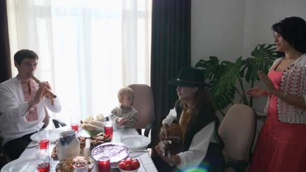 Amigos Felices Tocando Música Antes Del Almuerzo Fiesta Celebración Vacaciones — Vídeos de Stock