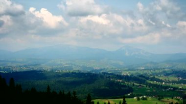 Zaman atlama bulutlar hızlı bitti köyde Karpat Dağları hareket. Ukrayna yaz 2018
