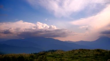 Zaman atlama bulutlar Karpat Dağları tepenin taşıyın. Akşam manzara dağın zirvesinde. Ukrayna yaz 2018