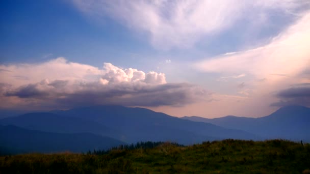 コマ撮り雲は カルパティア山脈の尾根に移動します 山の上の夜の風景 ウクライナ夏 2018 — ストック動画