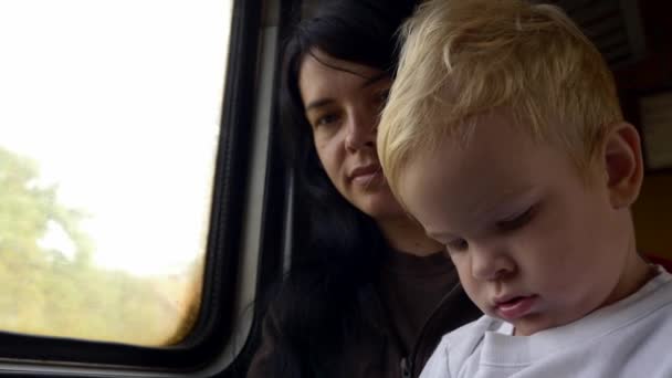 Stanco Depresso Giovane Madre Con Bambino Povera Famiglia Rifugiati Viaggio — Video Stock