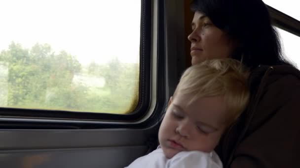 Stanco Depresso Giovane Madre Con Bambino Povera Famiglia Rifugiati Viaggio — Video Stock