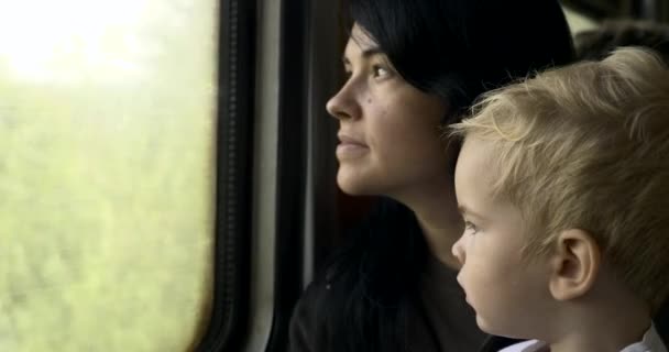 Müde Junge Mutter Mit Kind Schaut Ins Fenster Eine Arme — Stockvideo