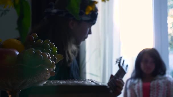 Junger Mann Hippie Der Hause Gitarrenmusik Spielt Früchte Blumen Abend — Stockvideo