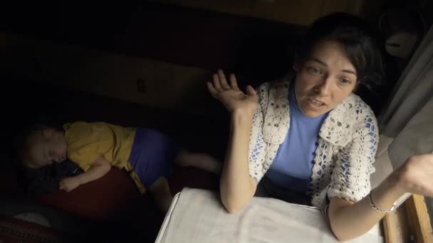 Παιδί Στον Ύπνο Κοντά Στη Μητέρα Επιβατικό Βαγόνι Τρένου Οικογενειακά — Αρχείο Βίντεο